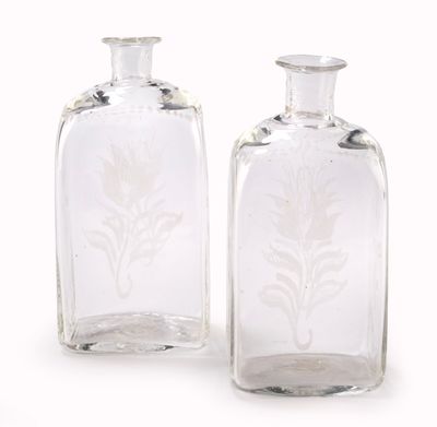 QUATRE BOUTEILLES de forme rectangulaire à petit col en verre soufflé  - Photo 1