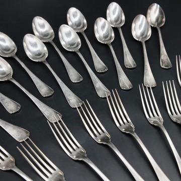 beaucoup de cuillères et de fourchettes sur la table
