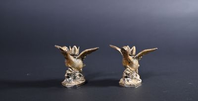 Paire de bougeoirs en métal argenté figurant des canards à l…