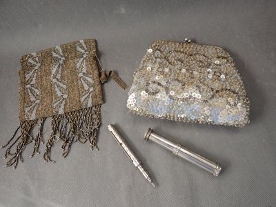 un sac à main et une paire de ciseaux posés sur une table