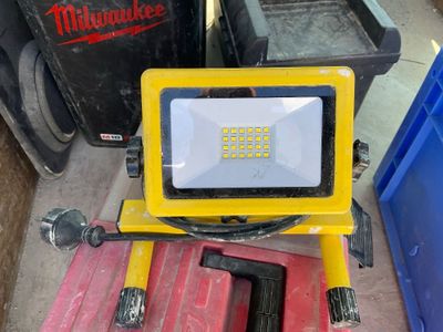 un projecteur jaune posé au sommet d'un tas d'ordures