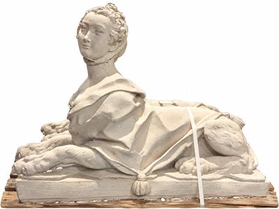 statue représentant un homme avec un chien, posée sur un socle en bois