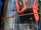 un sac rouge et une paire de ciseaux posés sur une table