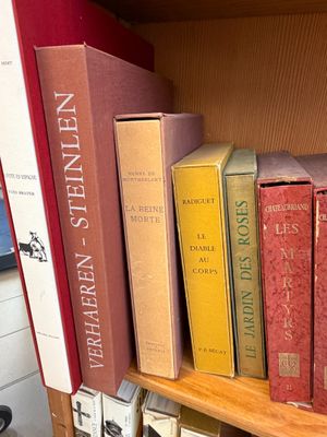 de nombreux livres qui se trouvent sur une étagère dans une boîte à livres