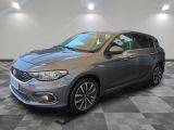 une Fiat grise garée dans un showroom
