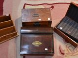 deux boîtes posées sur un tapis