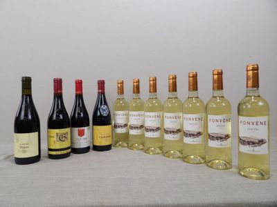 plusieurs bouteilles de vin sont alignées sur une table