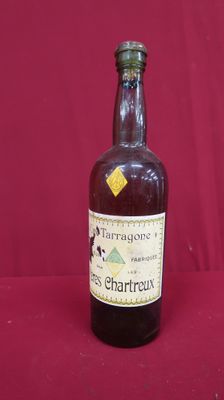 une bouteille de vin posée sur une table