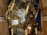 une boîte en carton remplie d'objets hétéroclites