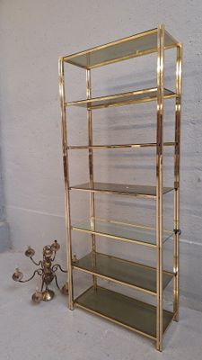 Étagère à structure en laiton et 7 tablettes de verre fumé. … - Photo 1