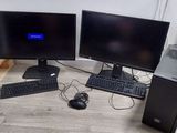 deux écrans d'ordinateur et un clavier posés par terre