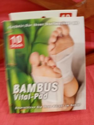 une boîte sur laquelle est représentée une image des pieds d'un bébé posés sur un lit