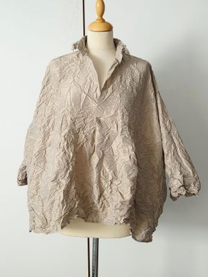 une photo d'un mannequin vêtu d'une chemise