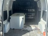une camionnette blanche garée sur le parking