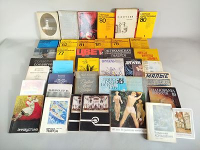 un grand nombre de livres posés sur une table
