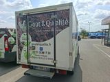 deux camions garés sur le bord de la route