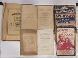 beaucoup de vieux livres posés ensemble sur la table