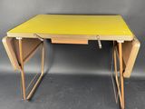 une table jaune avec un plateau en bois et deux pieds