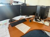 un bureau sur lequel sont posés deux écrans d'ordinateur et un clavier