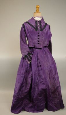 une photo d'une robe violette sur un mannequin