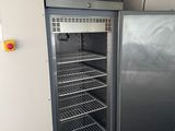 un réfrigérateur ouvert dans une pièce sans porte