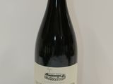 une bouteille de vin posée sur une table