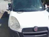 une camionnette blanche garée dans un parking
