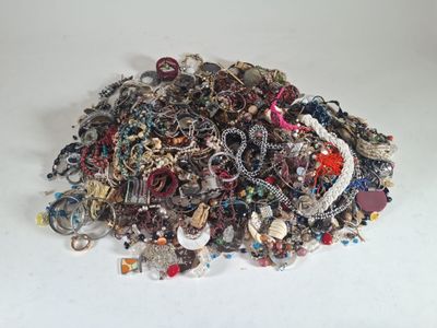 une pile de bijoux assortis sur une surface blanche