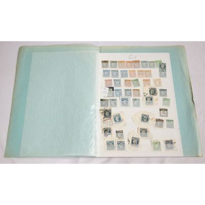 un livre ouvert avec des timbres sur une table