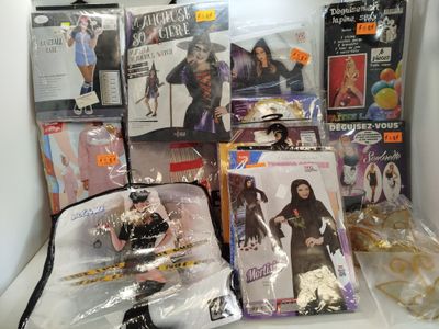 beaucoup de poupées Barbie et d'autres objets sur l'étagère