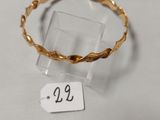 gros plan d'un bracelet en or portant une étiquette de prix