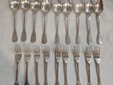 beaucoup de cuillères et de fourchettes en argent sur une table