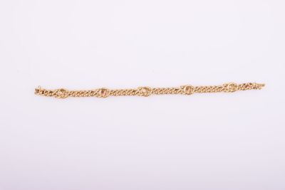 un bracelet en or muni d'une chaîne sur laquelle est inscrit « Je t'aime »