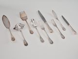 beaucoup de cuillères et de fourchettes en argent sur la table