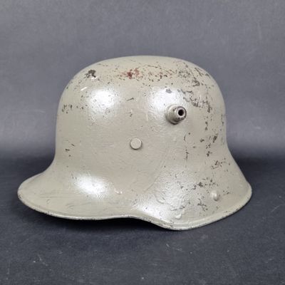 un vieux casque avec un trou au milieu