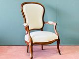 l'image d'une chaise en bois avec une assise rembourrée de couleur beige