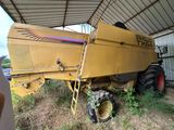 un tracteur garé sous un bâtiment