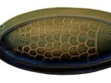 un plat vert en forme de poisson, orné d'un motif représentant un poisson doré