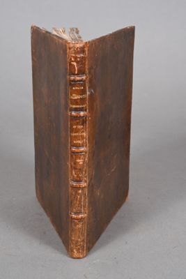 un livre posé sur une table
