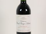 une bouteille de vin posée sur une table