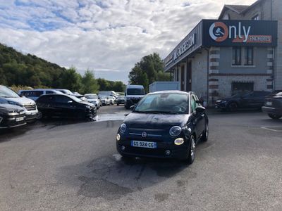 des voitures sont garées dans un parking devant un bâtiment