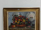 une photo d'un tableau accroché au mur à côté d'un vase