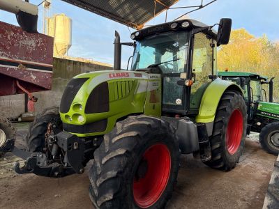 un tracteur garé dans la terre