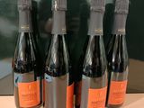 six bouteilles de vin sont alignées sur un comptoir