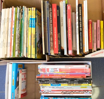 une boîte pleine de livres posée sur une table