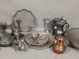 beaucoup d'objets en argent qui se trouvent sur la table