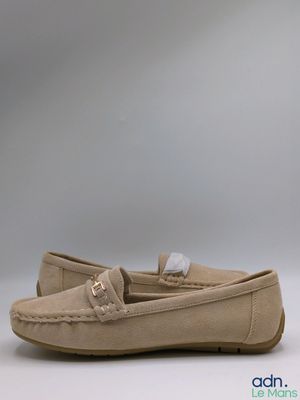 gros plan d'une paire de chaussures sur une surface blanche