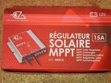 La boîte est ouverte sur la table et contient l'appareil électronique.
