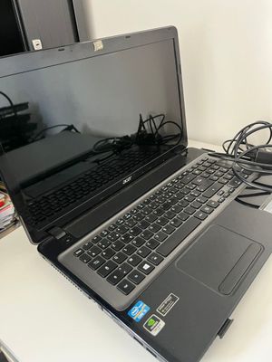 un ordinateur portable posé sur un bureau