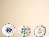 trois assiettes ornées de motifs différents
